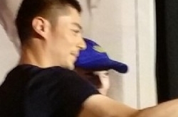 霍建华路演被妹子突袭搂腰 现场迷妹瞬间轰动起