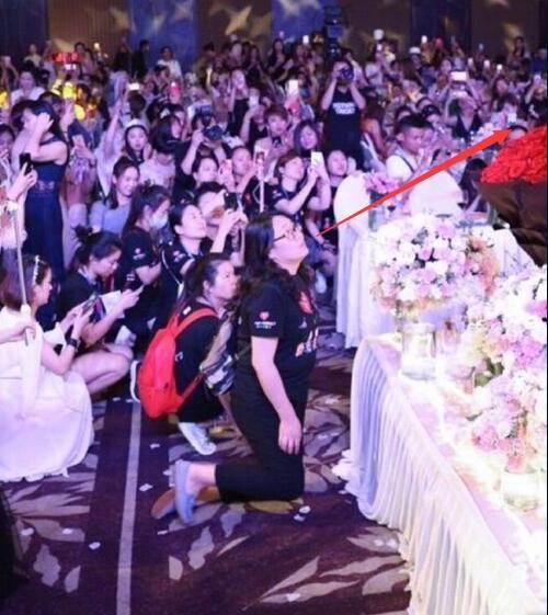 张庭台上庆生台下竟有人跪着 眼神坚定像是在觐见女王大人