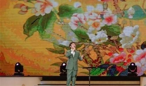 费玉清演唱会上讲新段子：小英妈妈去隆乳 结局笑翻5万人