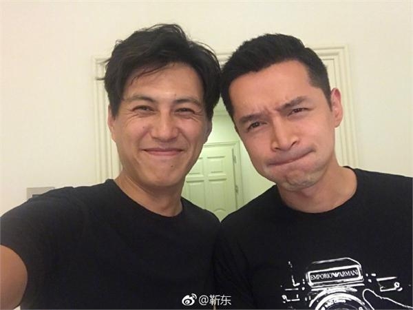 靳东胡歌9连拍变表情包穿的竟是情侣装 胡歌已在考虑为人父