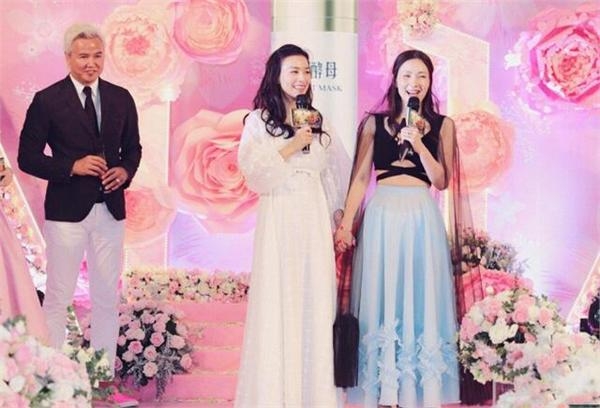 张庭台上庆生台下竟有人跪着 眼神坚定像是在觐见女王大人