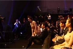 杨幂获奖恰逢上厕所完美错过领奖 回来第一件事