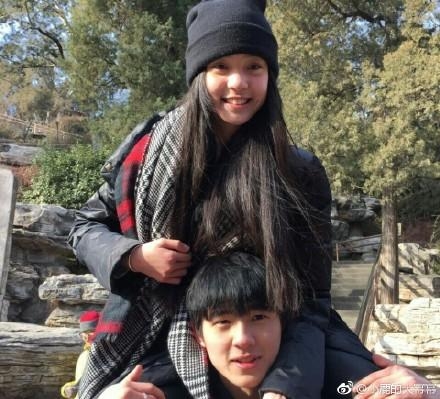 吐槽房祖名太老的欧阳娜娜深夜约会刘昊然 妈妈在一旁把关