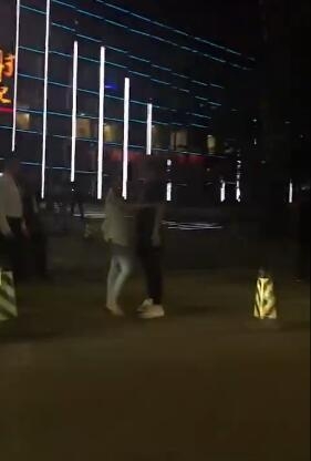 王思聪豆得儿路边熊抱等车 网友：你们尽管逛 会结婚算我输