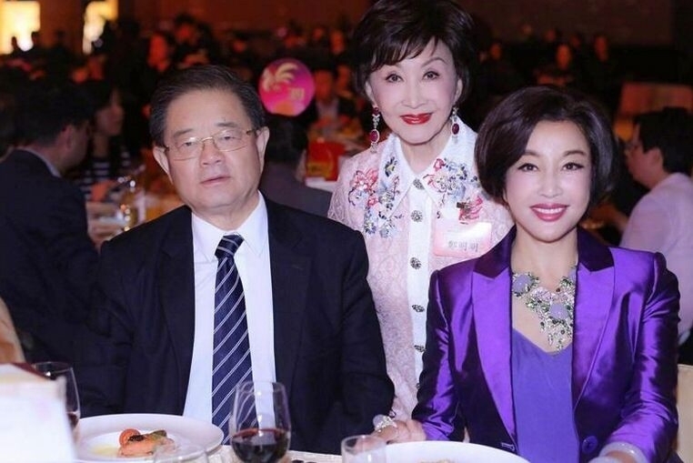 刘晓庆携富商丈夫露面