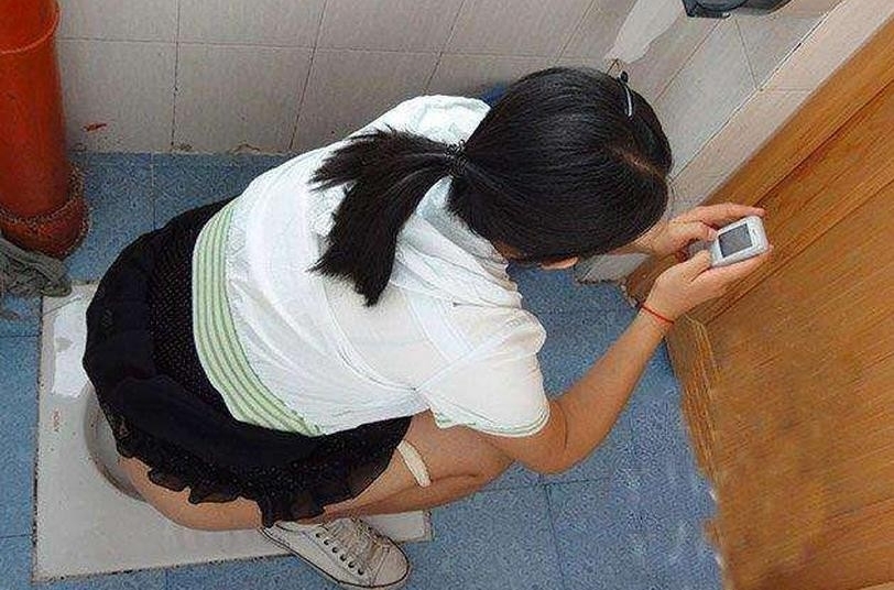 干部偷拍高校女厕所