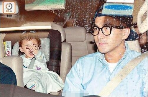 杨幂刘恺威合体给女儿庆生 大幂幂伸手挡小糯米眼睛获赞好妈妈