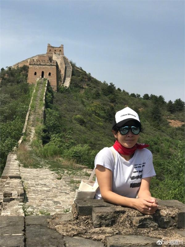 刘嘉玲长城自拍背景空无一人被疑清场遭喷 一细节证她被冤枉