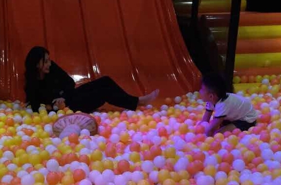 张柏芝带小儿子开心游玩 大儿子Lucas不在身边