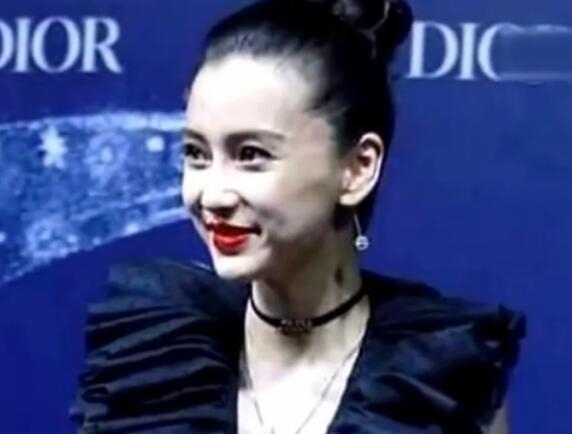 baby出席活动未PS照流出笑起来满脸皱纹 吓得网友吃不进饭
