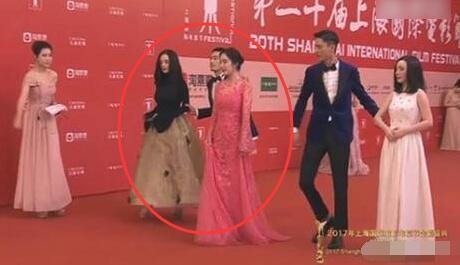 霍建华红毯推假杨幂被批明星有啥了不起 背后原因很暖心
