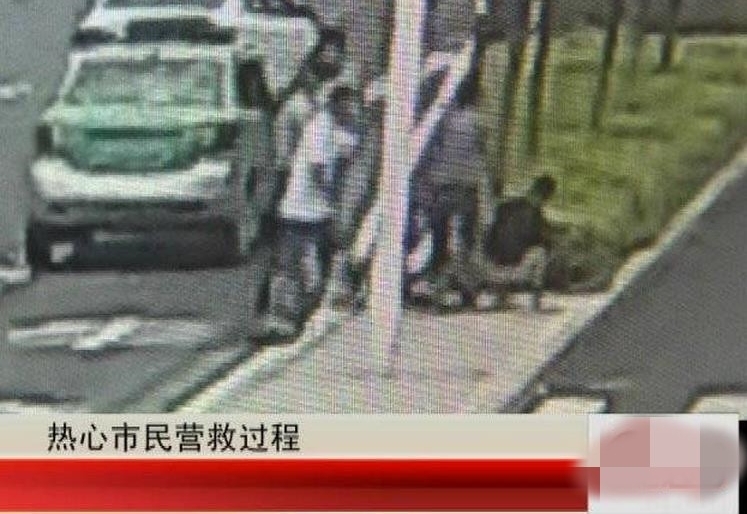 女子当街遭扑倒扒衣