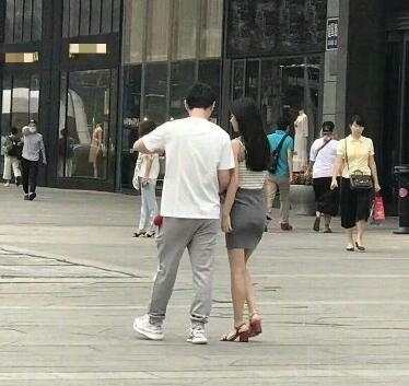 王思聪豆得儿路边熊抱等车 网友：你们尽管逛 会结婚算我输