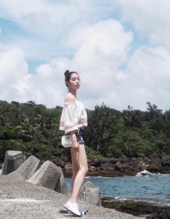 欧阳妮妮晒火辣泳装照 一双白皙长腿成焦点