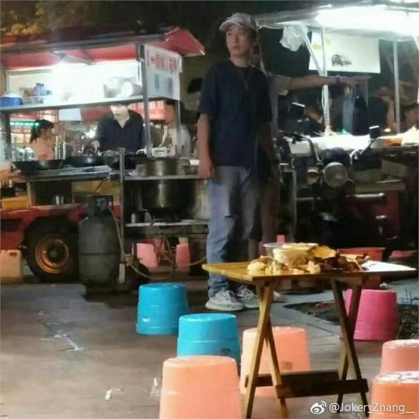 豆得儿与王思聪吃路边摊被老板盯着看 思聪的表情竟是这样