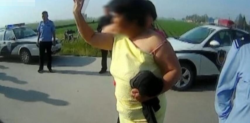 女村霸撒泼脱裤