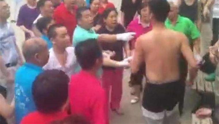 篮球场广场舞冲突