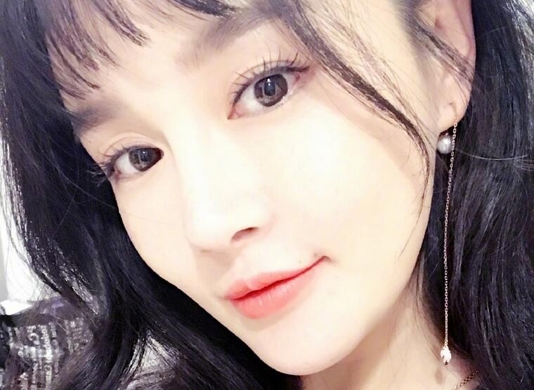 冉莹颖大眼抢镜