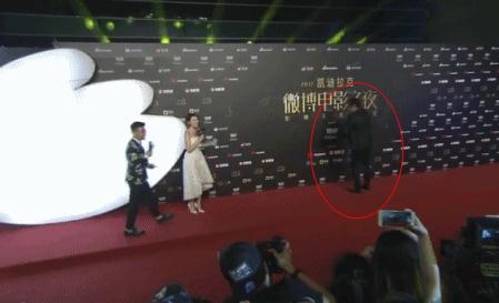 杨幂获奖恰逢上厕所完美错过领奖 回来第一件事竟是拍冯绍峰