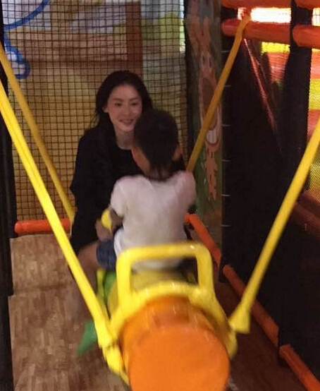张柏芝带小儿子开心游玩 大儿子Lucas不在身边