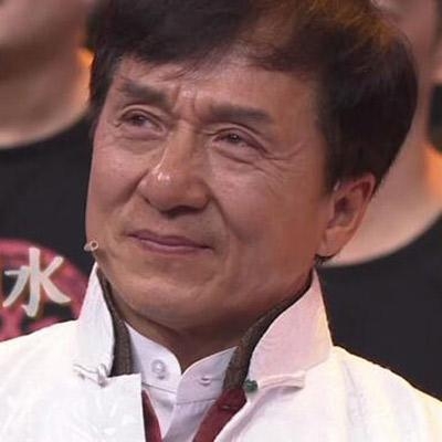 成龙又哭了还被成家班曝40年前怪癖 和兄弟洗澡总爱做这事