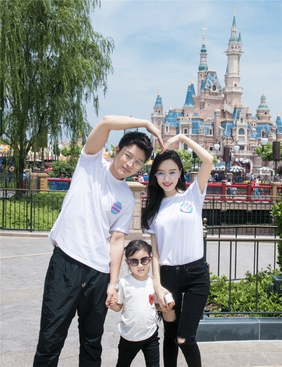 贾乃亮携妻女游迪士尼乐园 与沿途游客亲切互动