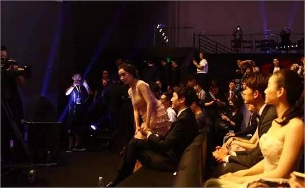 杨幂获奖恰逢上厕所完美错过领奖 回来第一件事竟是拍冯绍峰