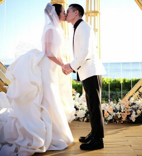 安以轩婚礼现场感动落泪收10克拉钻戒 伴娘陈乔恩如愿抢得捧花
