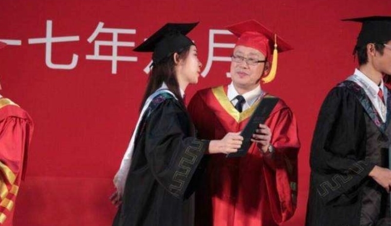 女生毕业强吻校长