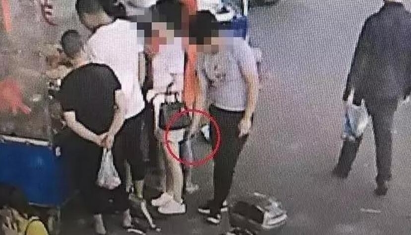 掏出东西放进姑娘裙底