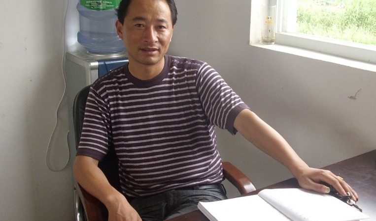 村主任被曝摸胸照