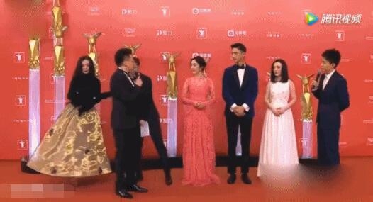 霍建华红毯推假杨幂被批明星有啥了不起 背后原因很暖心