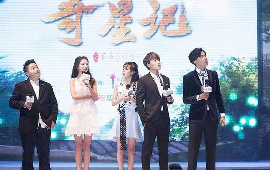 释小龙晒与郝邵文童年照引8090后回忆杀 如今的模样让人感慨