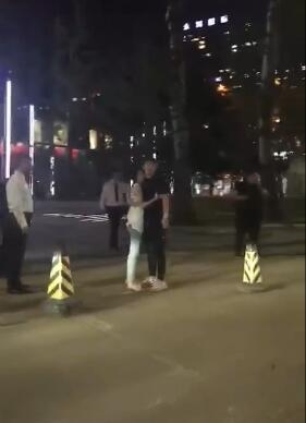 王思聪豆得儿路边熊抱等车 网友：你们尽管逛 会结婚算我输