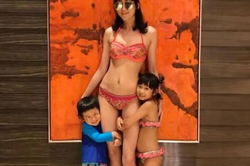 陈浩民娇妻秀身材