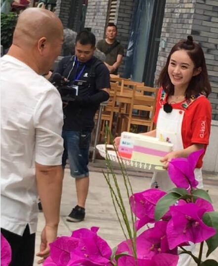 赵丽颖变团宠吴亦凡给她揉肩吴磊帮她遮阳 女王范儿十足