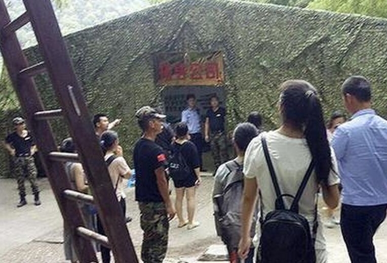 女生被景区教练摸臀
