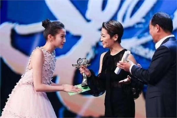 关晓彤获奖后激动不敢相信 杨紫王子文相视一笑眼神很有内容