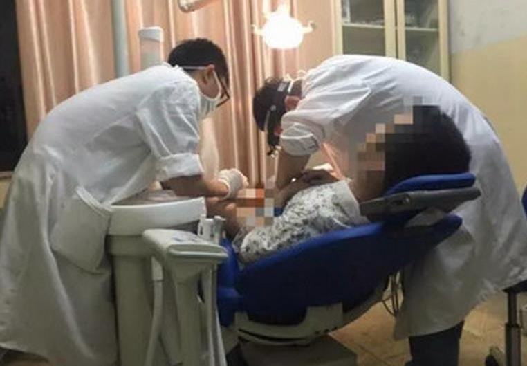 男子下体被扳手套住