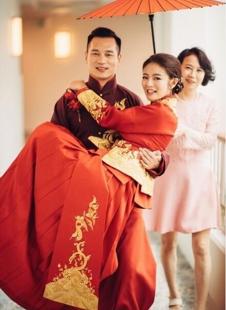 安以轩婚礼现场感动落泪收10克拉钻戒 伴娘陈乔恩如愿抢得捧花