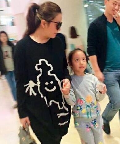 同样都是娱乐圈富婆 赵薇女儿被嘲土气王诗龄却从小穿貂皮