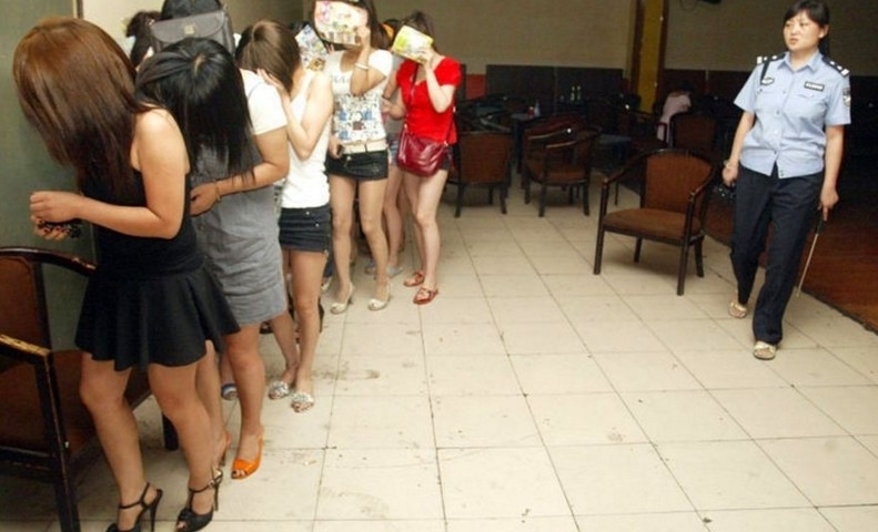 女孩带百名小姐卖淫