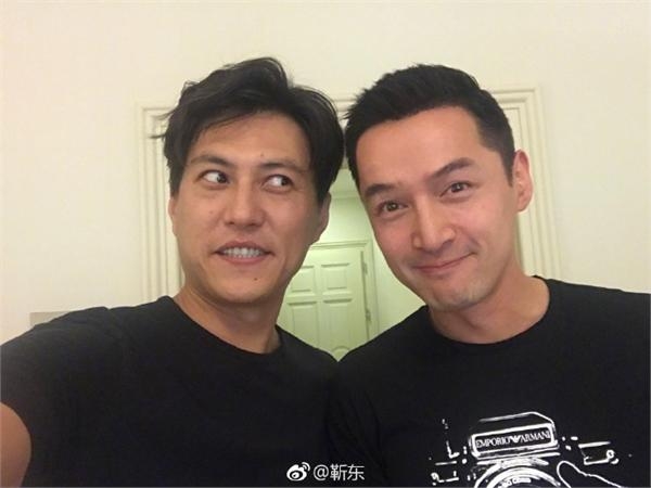 靳东胡歌9连拍变表情包穿的竟是情侣装 胡歌已在考虑为人父