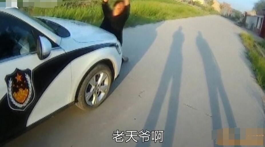 女村霸撒泼脱裤