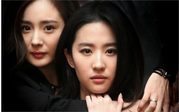 两位上神白浅合体！杨幂刘亦菲后台热聊分别时拉手依依不舍