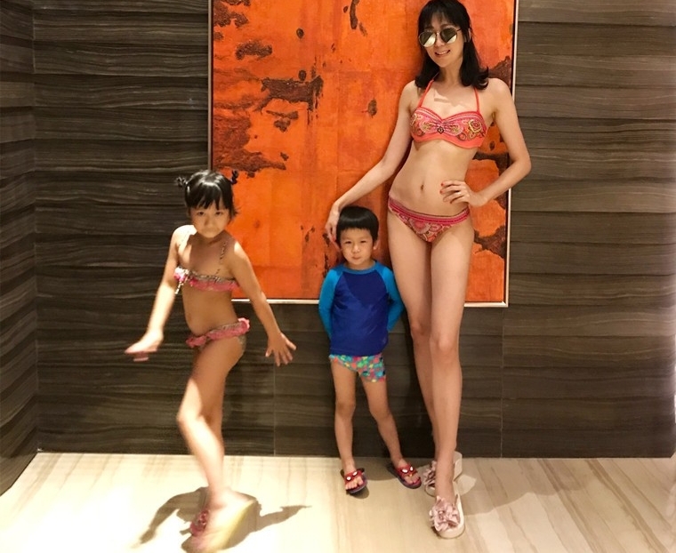 陈浩民娇妻秀身材