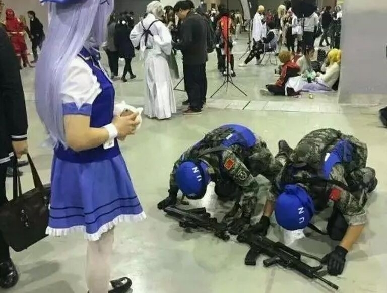 扮中国军人跪日本女