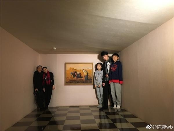 陈婷晒小女儿画的全家福惹争议 缺失的一人透张艺谋家庭关系