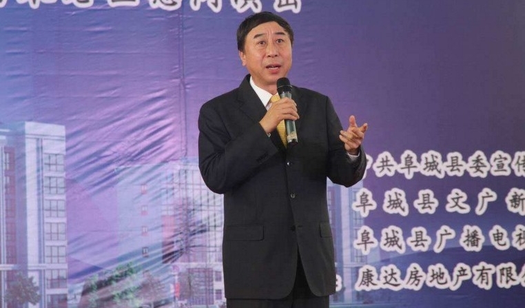 冯小刚和冯巩什么关系