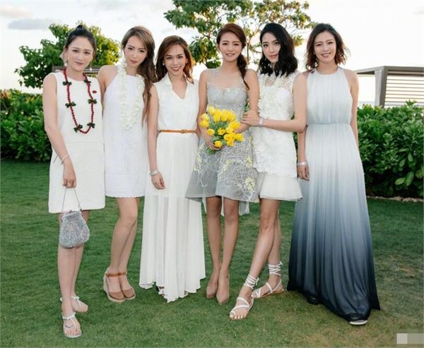安以轩夏威夷大婚合影中最抢镜的人是他 竟胖到撞脸杜海涛